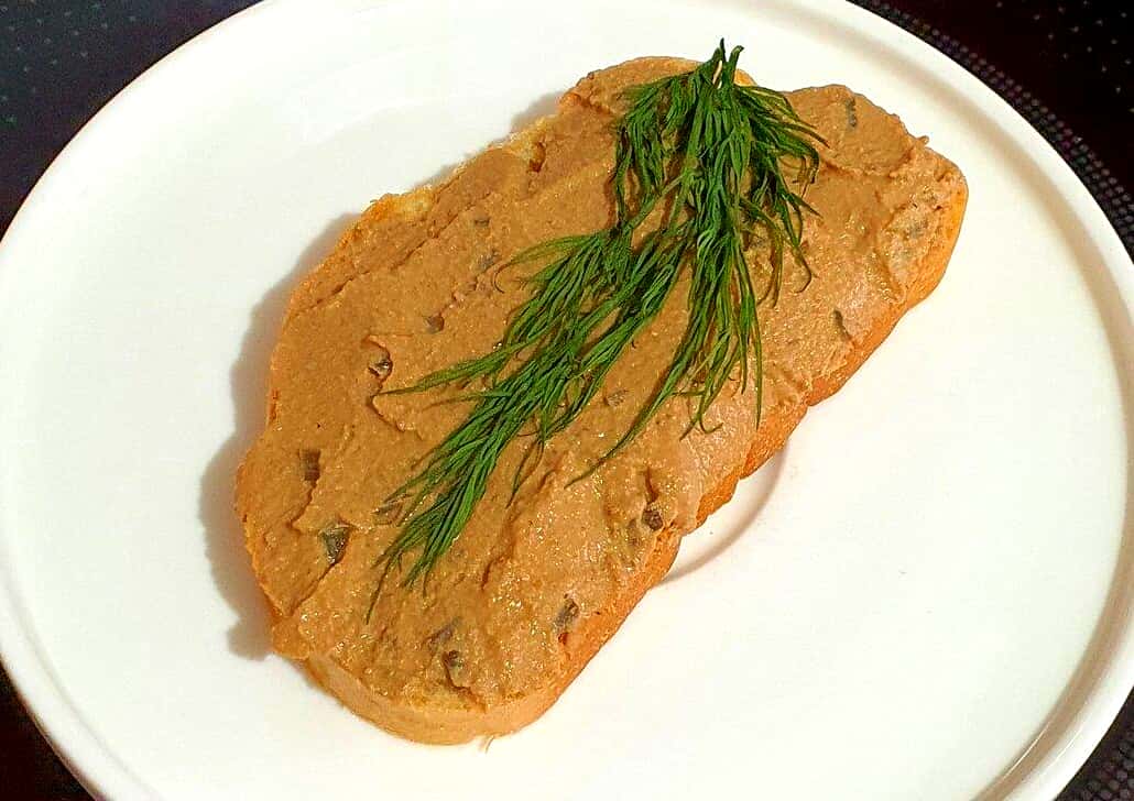 Паштет з курячої печінки із солоними огірками: показую, як швидко, смачно, бюджетно і без консервантів я готую смакоту