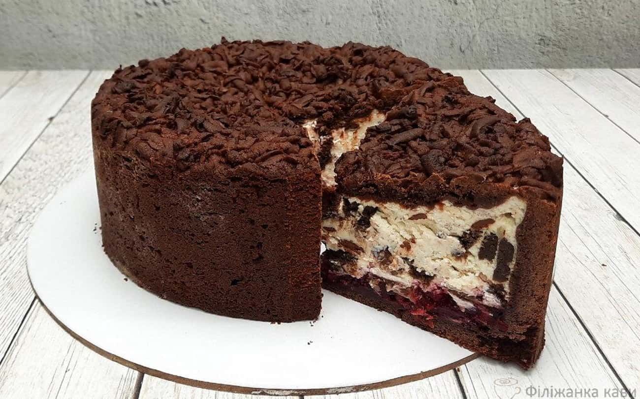 Шикарний сирно-шоколадний пиріг з вишневою начинкою, що і торта не треба: готую просту, але неймовірно смачну випічку до чаю