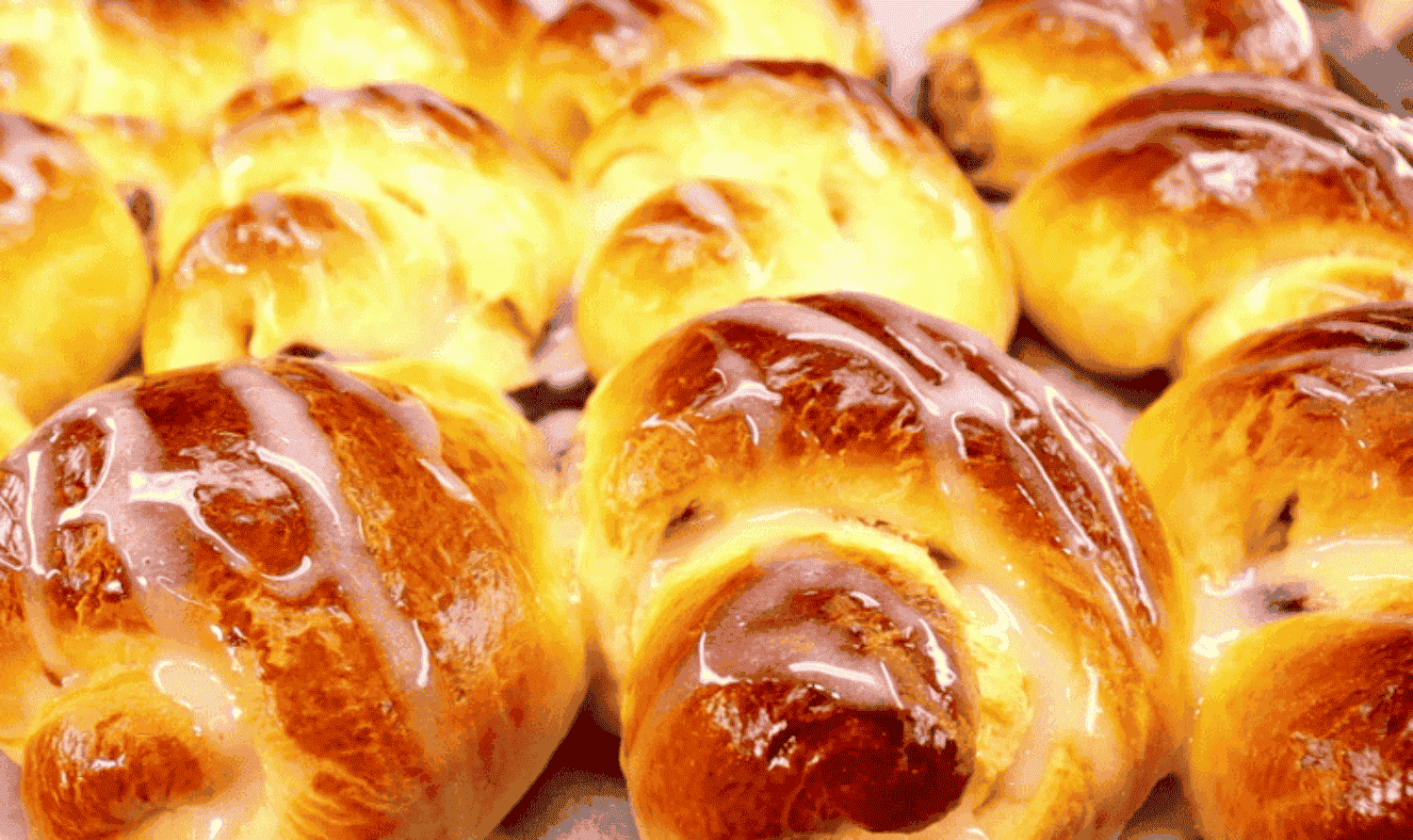 Печу повітряні, м’якенькі булочки «Ласунка» з начинкою та із смачною цукровою глазур’ю: діти розбирають їх миттєво не встигаю подавати