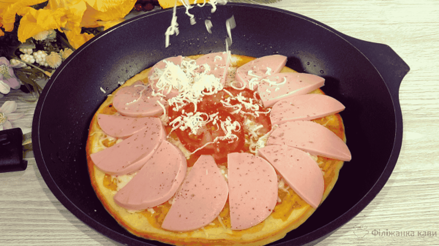 З’єдную яйця, кефір і борошно, виливаю в сковороду, зверху кладу будь-яку начинку 10-15 хвилин і смачний перекус готовий