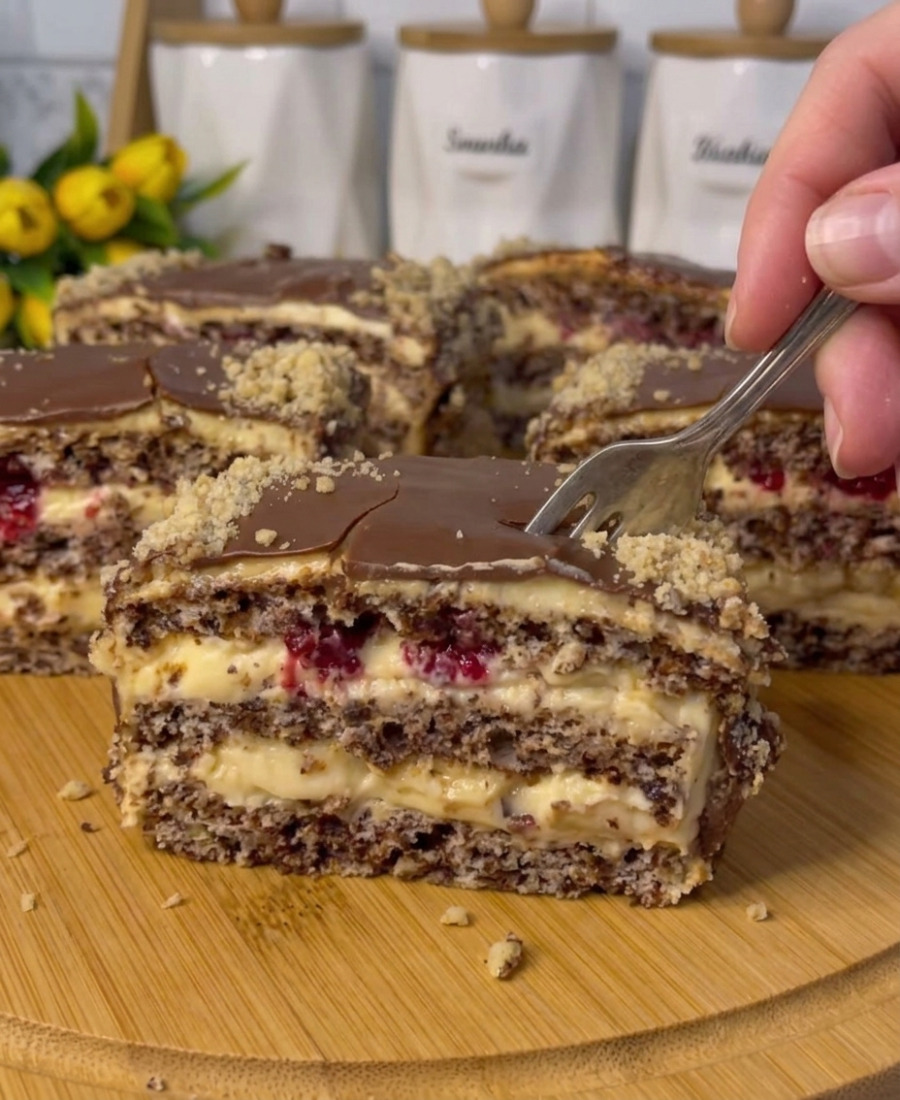 Дуже смачний і ніжний пляцок “Невагомість”, що нагадує морозиво: білково-шоколадні коржі, заварний крем і фруктово-ягідна начинка – неймовірна смакота