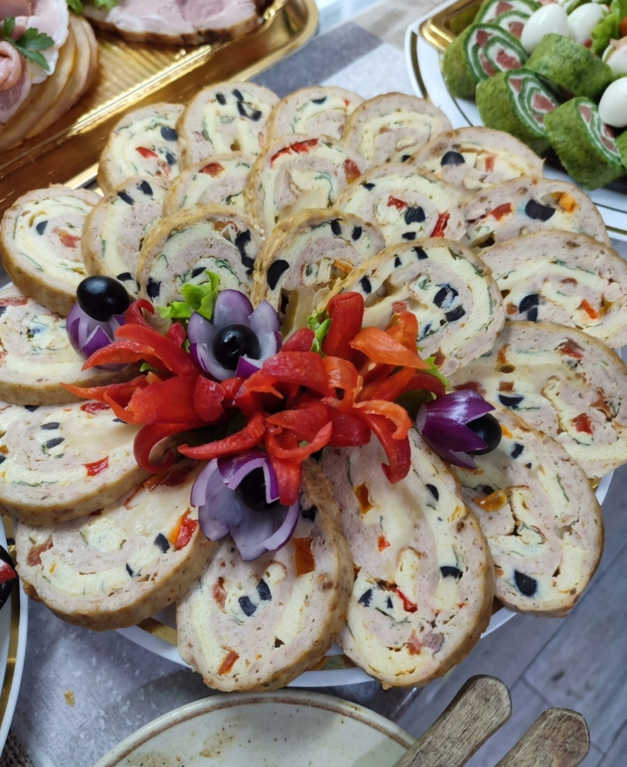 М’ясний рулет “Святковий” – така закуска прикрасить будь-який стіл, а готується все дуже просто і виходить неймовірно смачно