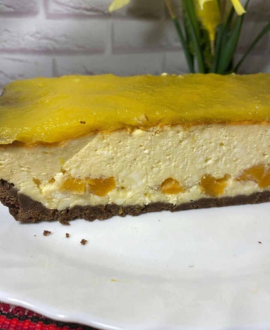 “Великодній сирник” – це мега вдалий рецепт, дуже ніжний, смачний, повітряний, гарно тримає форму, в ньому святковий аромат цитруса та кураги