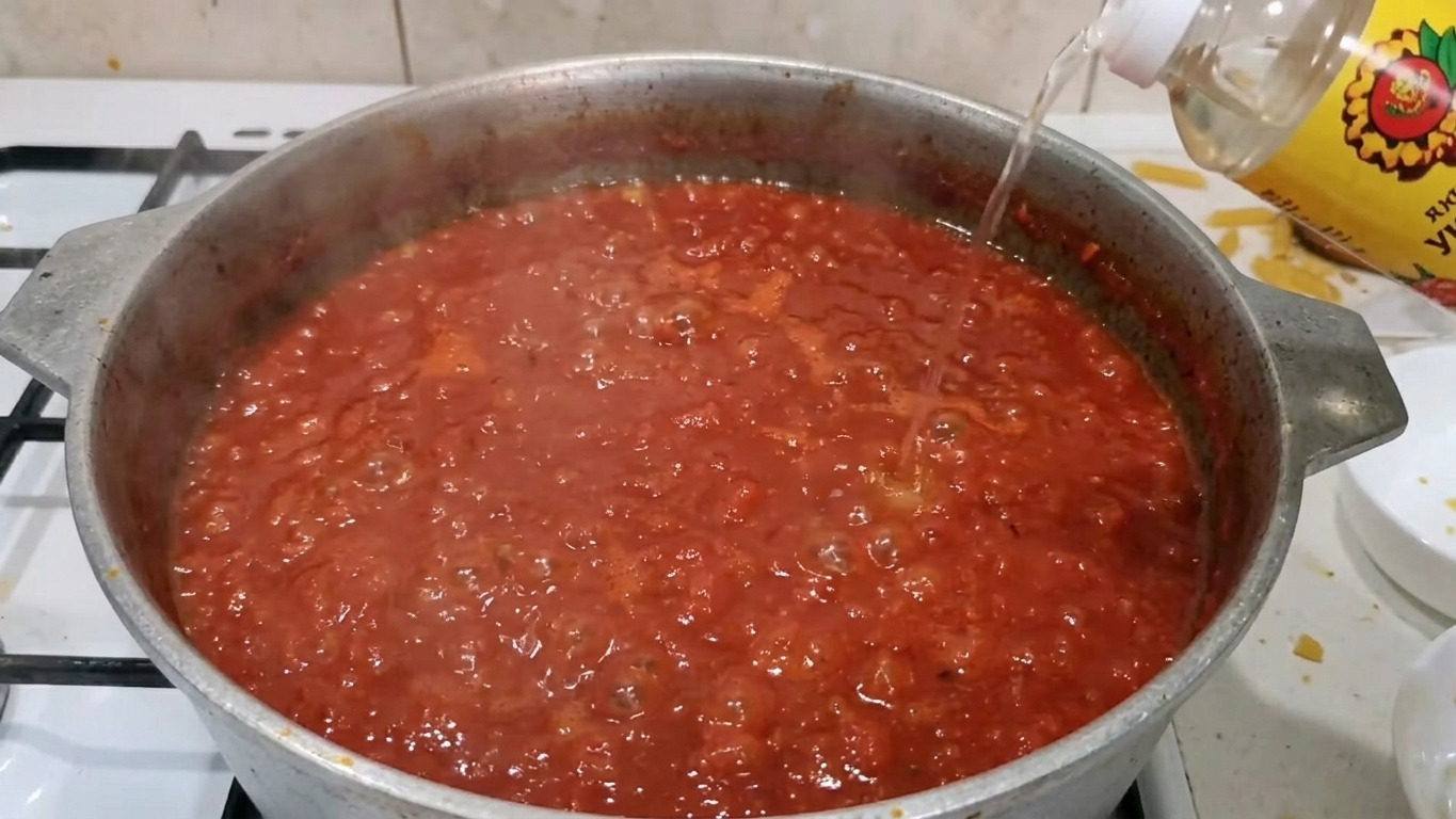 Каструля з киплячою масою, на плиті, пара піднімається.