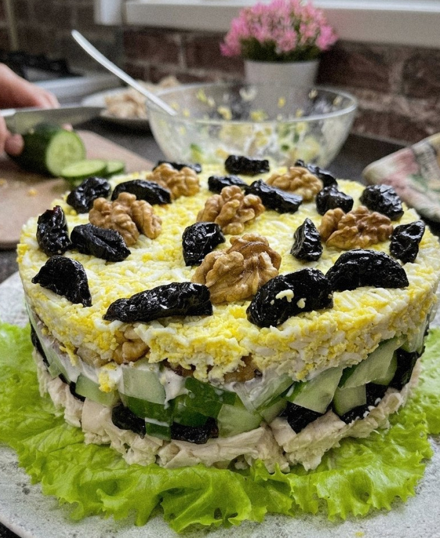 Салат “НІЖНІСТЬ” з куркою та чорносливом! Цей дуже ніжний і смачний салатик нікого не залишить байдужим!