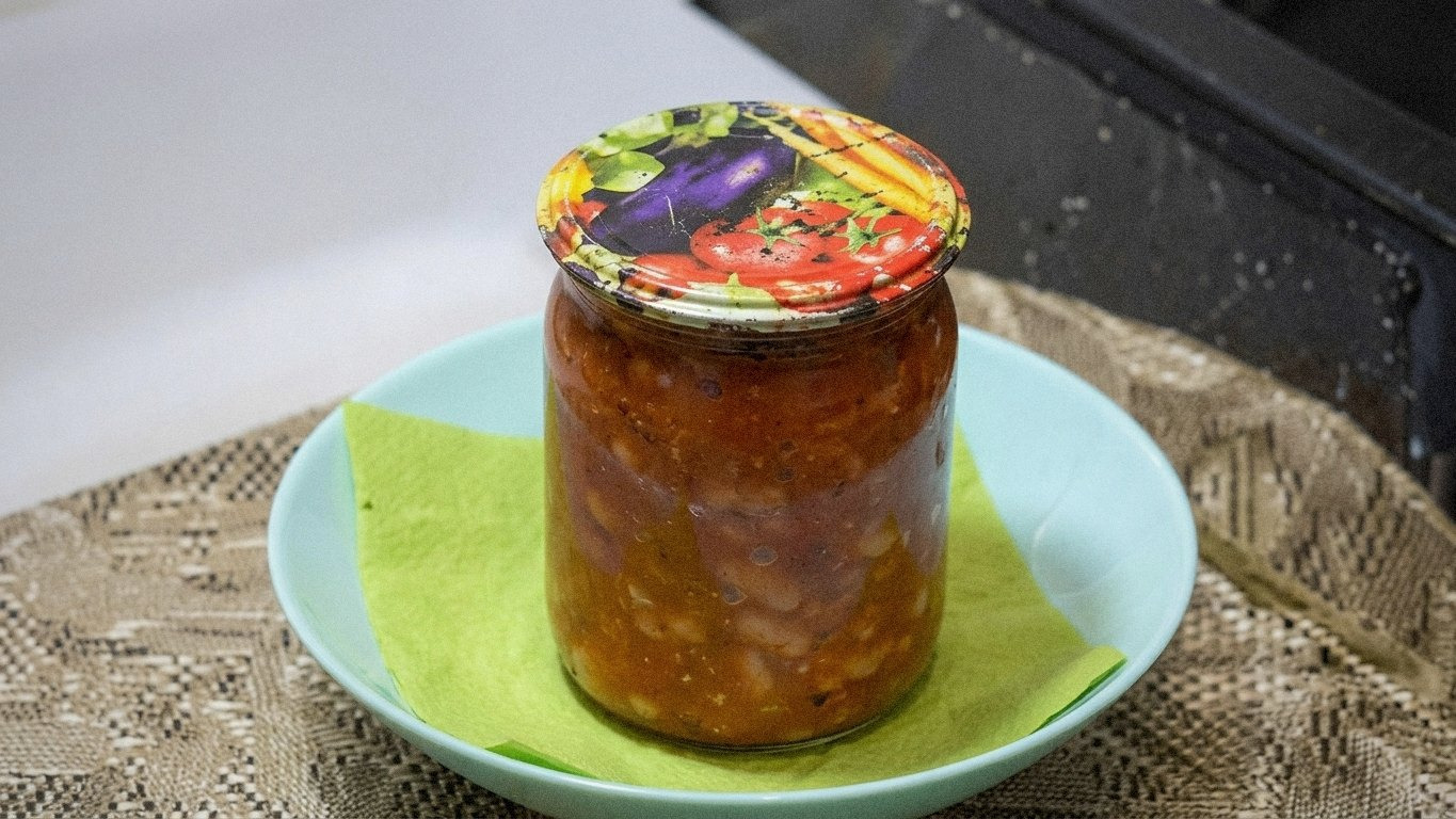 суміш фасолі в банках, закритих кришками