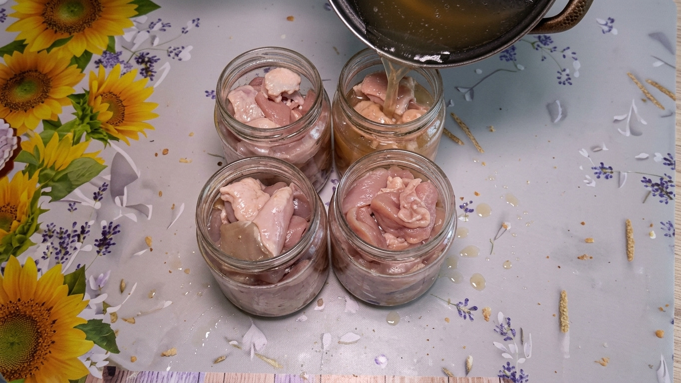 Банки, заповнені шматочками курки, та бульйон, що заливається зверху