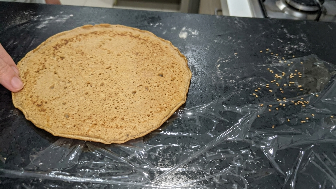 Смаження кунжуту на сковороді до золотистого кольору.