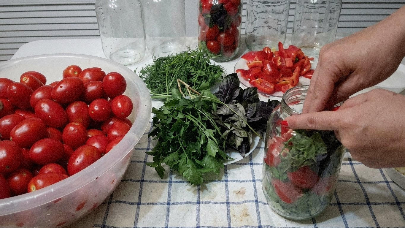 помідори в банці, щільно укладені