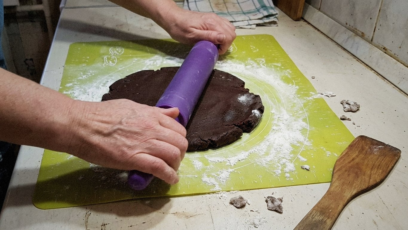 розкатане тісто на столі, вирізані пряники формами