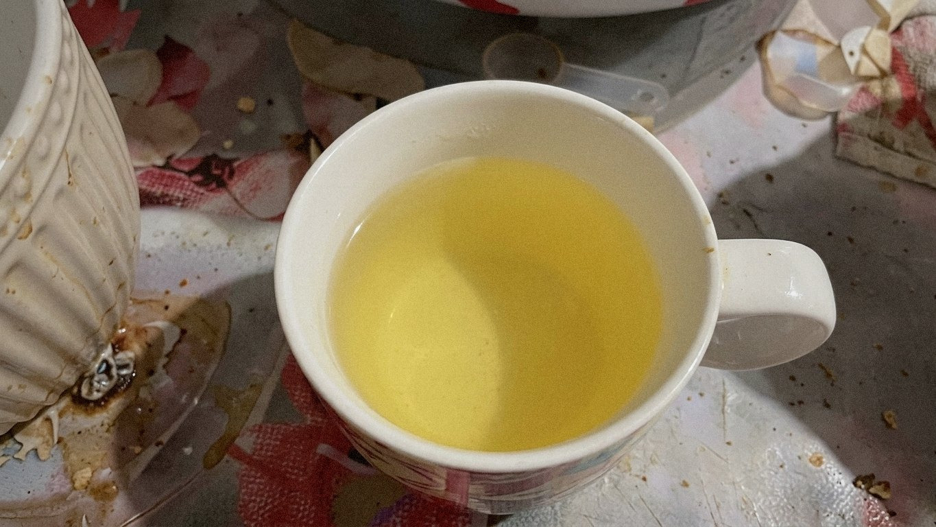 Миска з дріжджами, водою і цукром, все змішалося.