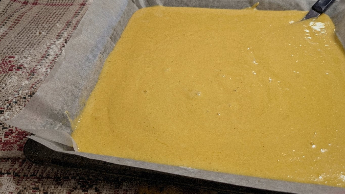 дві миски з бісквітом: одна з жовтковою масою, інша з білковою, міксер в руці