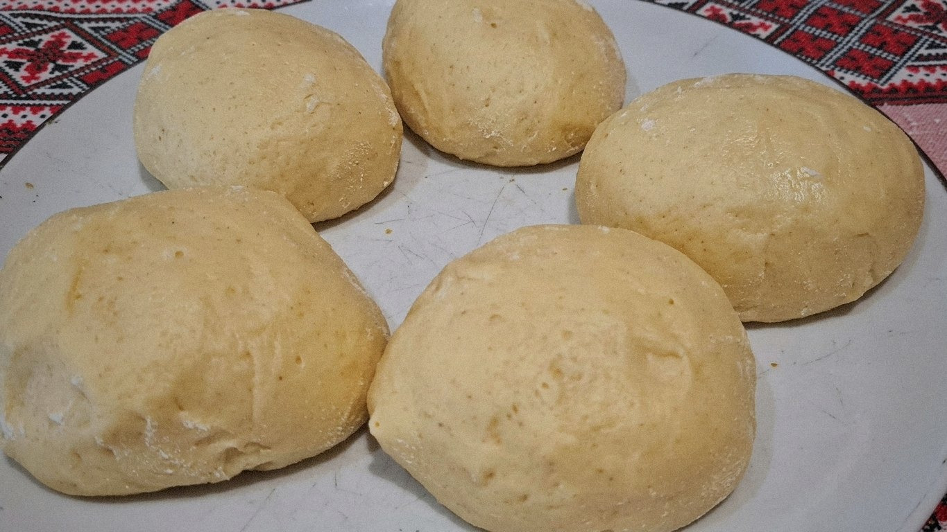 кіфлики на деко, готові до випікання