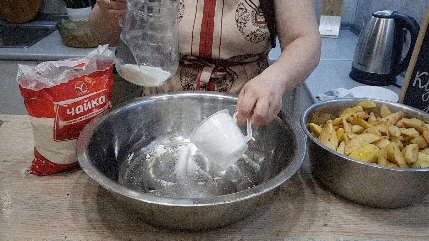 каструля на плиті з варінням айвового варення, видно бульбашки кипіння