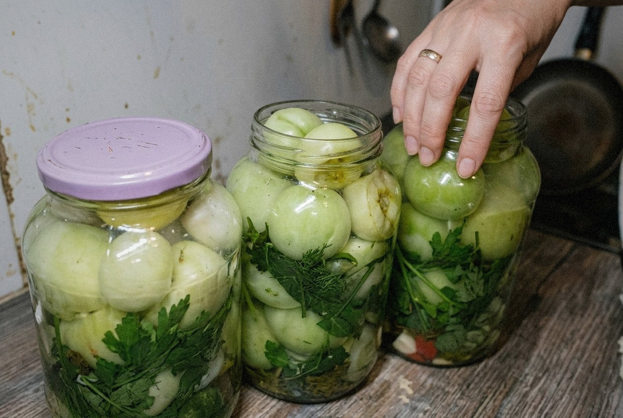 банки закриваються кришками після заливання маринаду