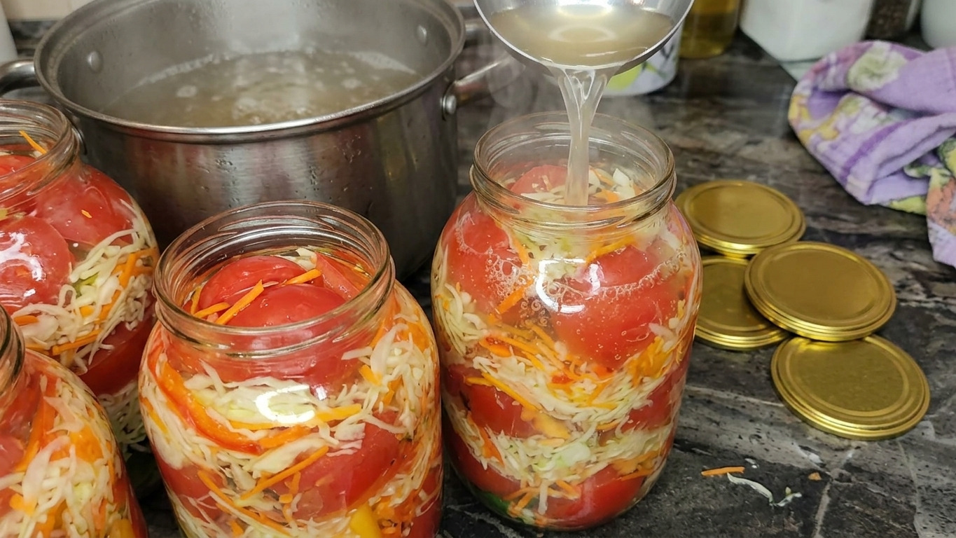 Кипляча вода в каструлі і банка, що заливається гарячим маринадом.