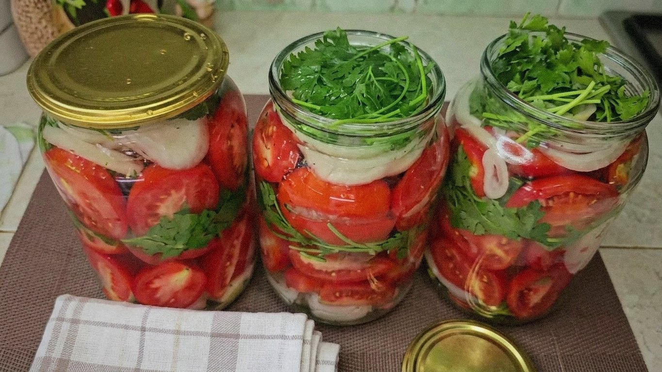 перевернуті банки, закриті кришками, покриті тканиною