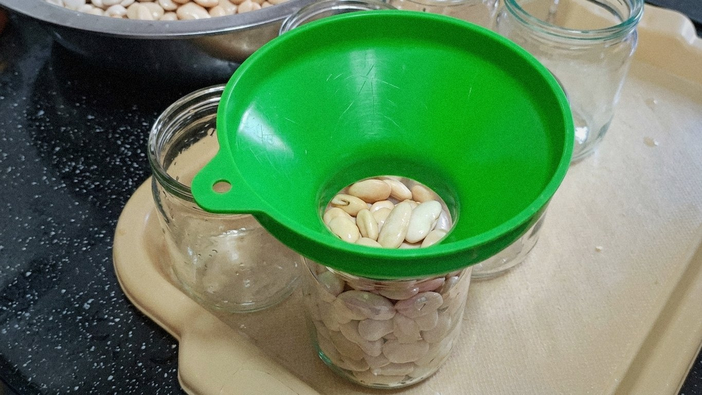 банки з готовою фасоллю, заливаються гарячою заливкою