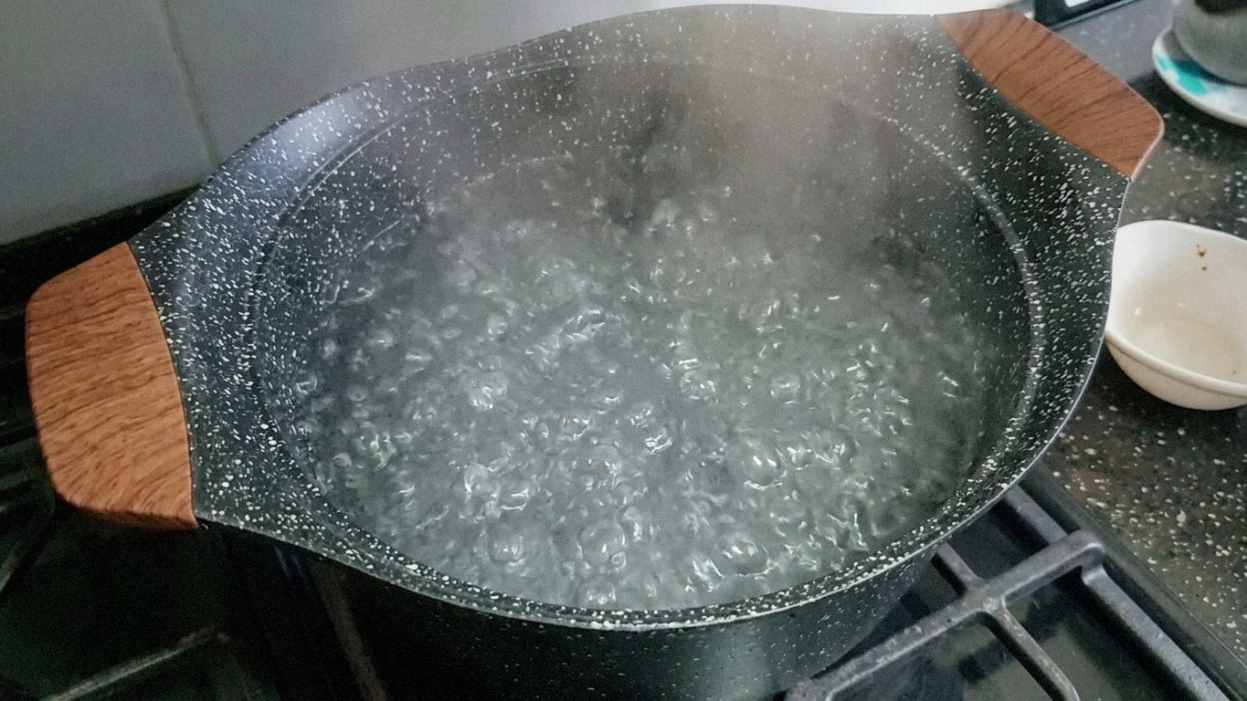 каструля з водою та спеціями, закипає на плиті
